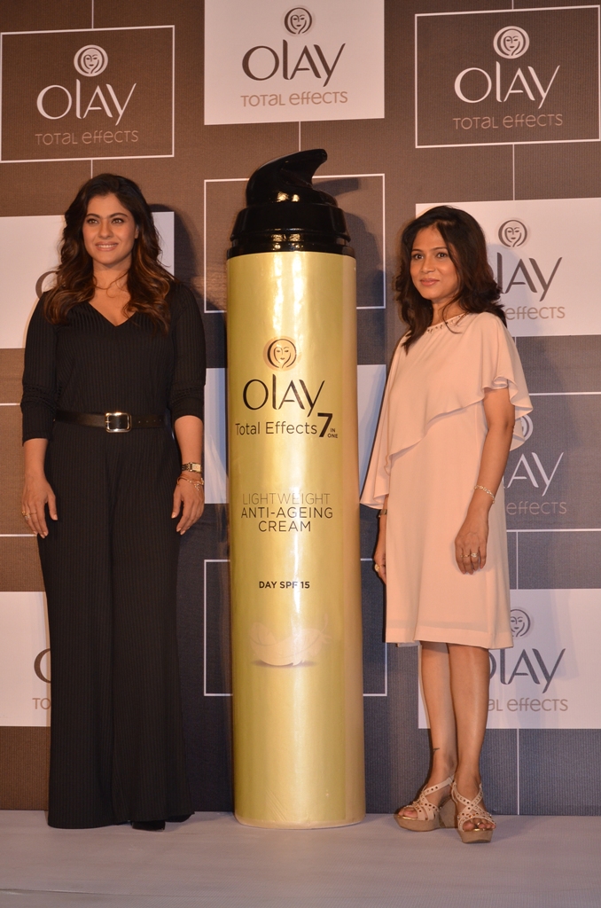 olay-total-effects-loyalist-kajol-unveils-the-new-olay-total-effects-lightweight-moisturizer-with-skin-expert-dr-jaishree-sharad