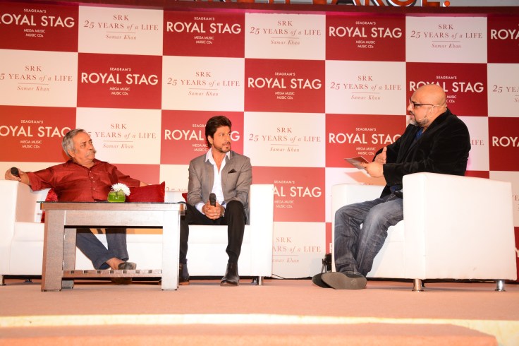 piyush-pandey-shah-rukh-khan-and-samar-khan-at-the-book-launch-of-srk-25-years-of-a-life-by-royal-stag-mega-music-and-samar-khan