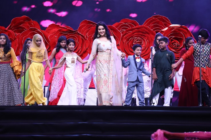 Mrs. Amruta Fadnavis with 18 Finalists - 2